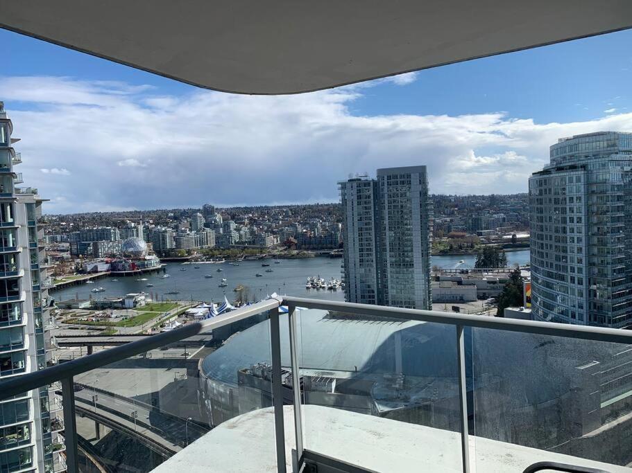Ferienwohnung Downtown 3Br/2Ba+Views+Skytrain+Free Parking Vancouver Exterior foto